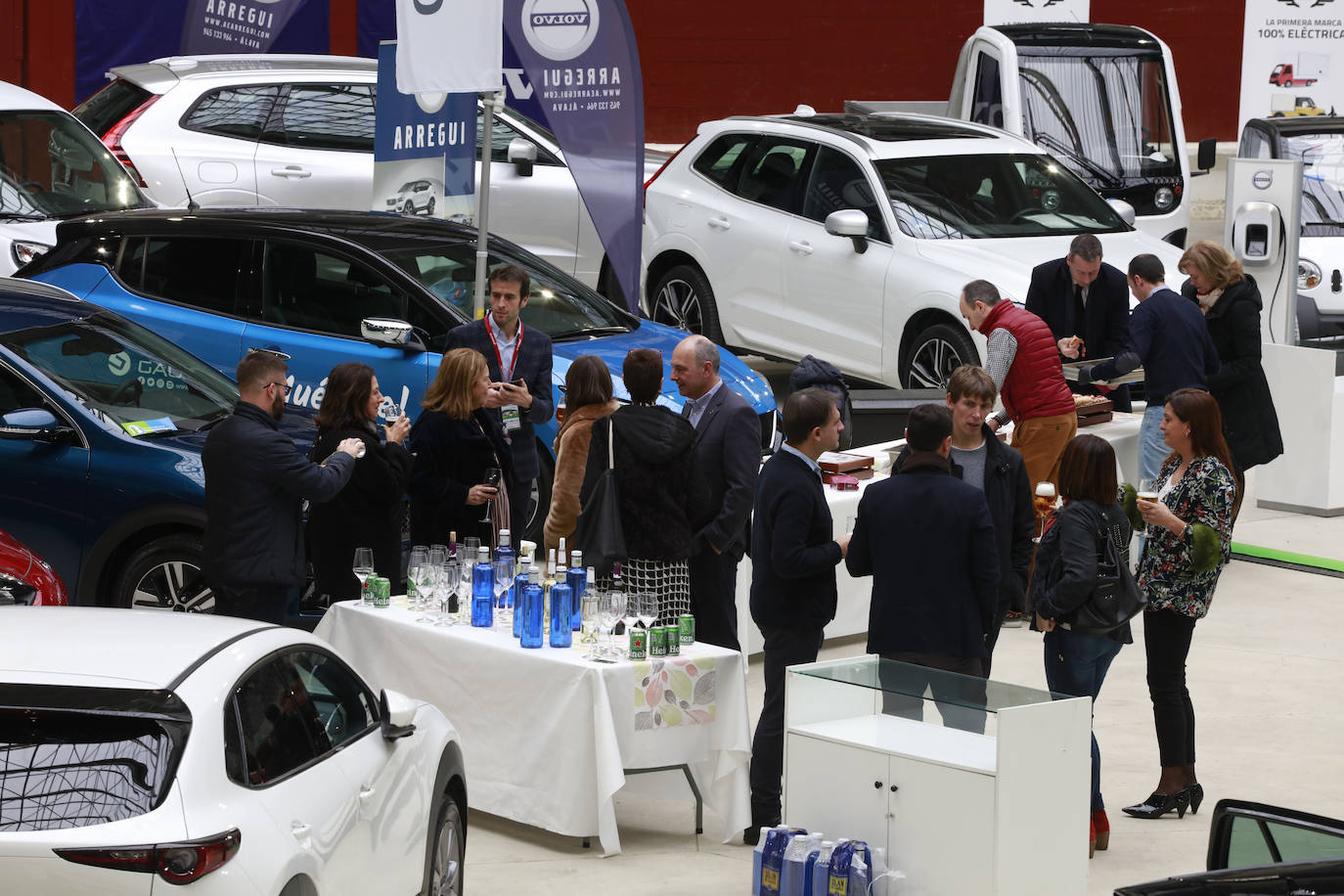 Fotos: Más de un millar de personas conocen los mejores coches sostenibles en el Iradier Arena