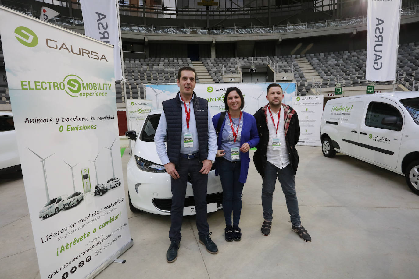 Fotos: Más de un millar de personas conocen los mejores coches sostenibles en el Iradier Arena