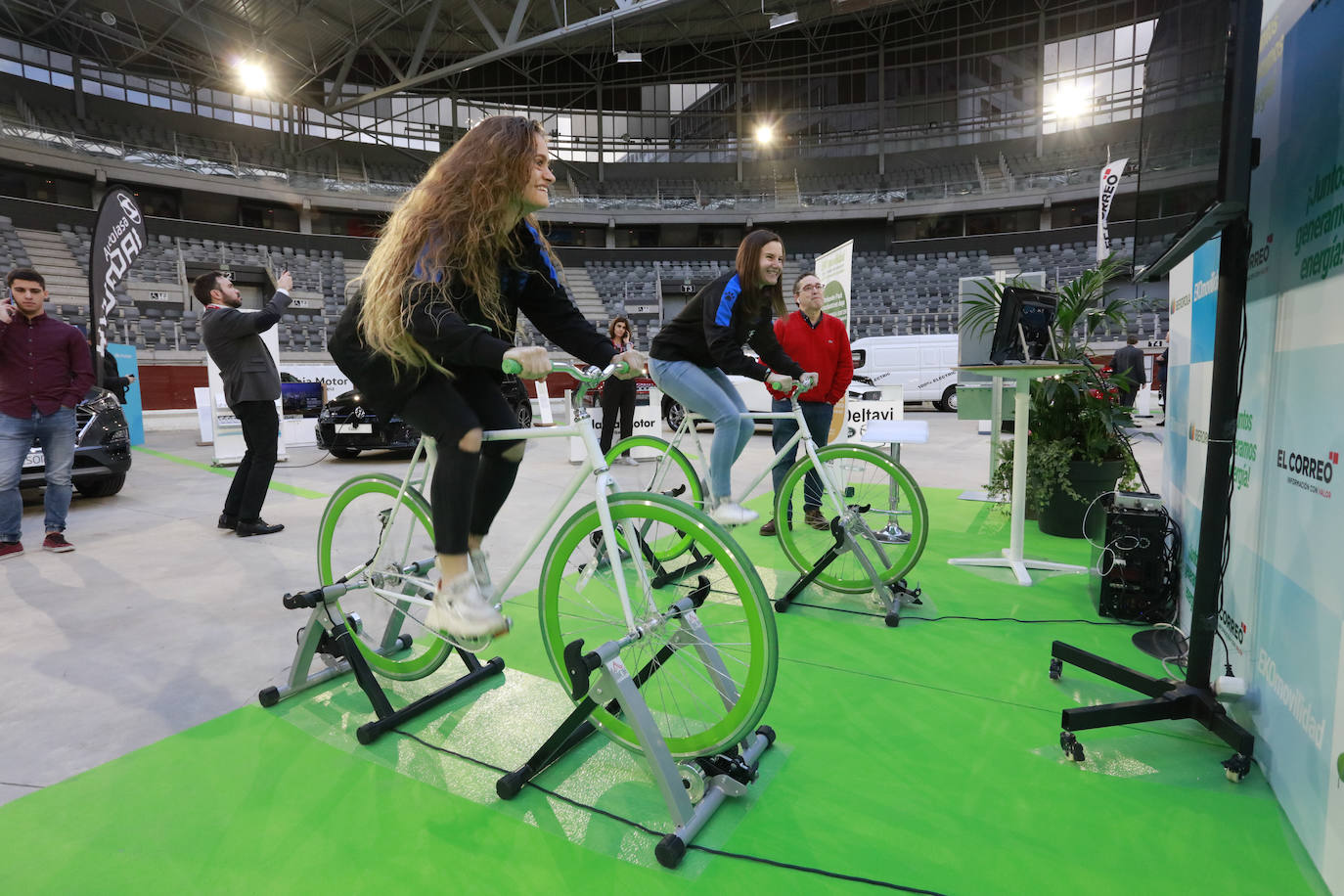 Fotos: Más de un millar de personas conocen los mejores coches sostenibles en el Iradier Arena