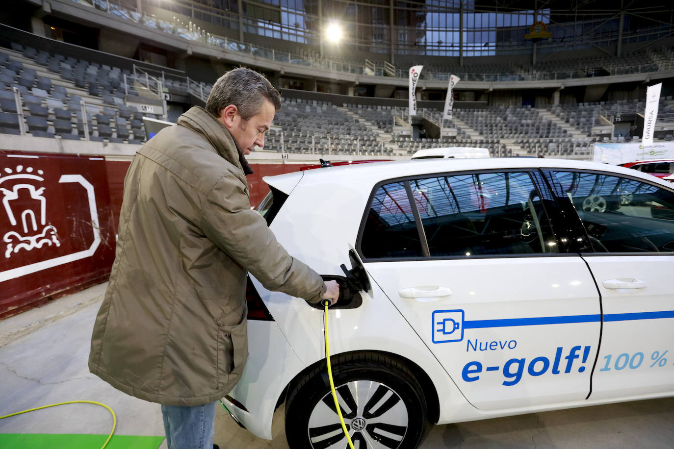 Fotos: Más de un millar de personas conocen los mejores coches sostenibles en el Iradier Arena