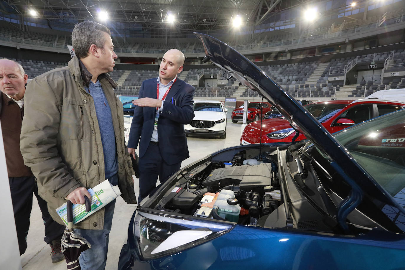 Fotos: Más de un millar de personas conocen los mejores coches sostenibles en el Iradier Arena