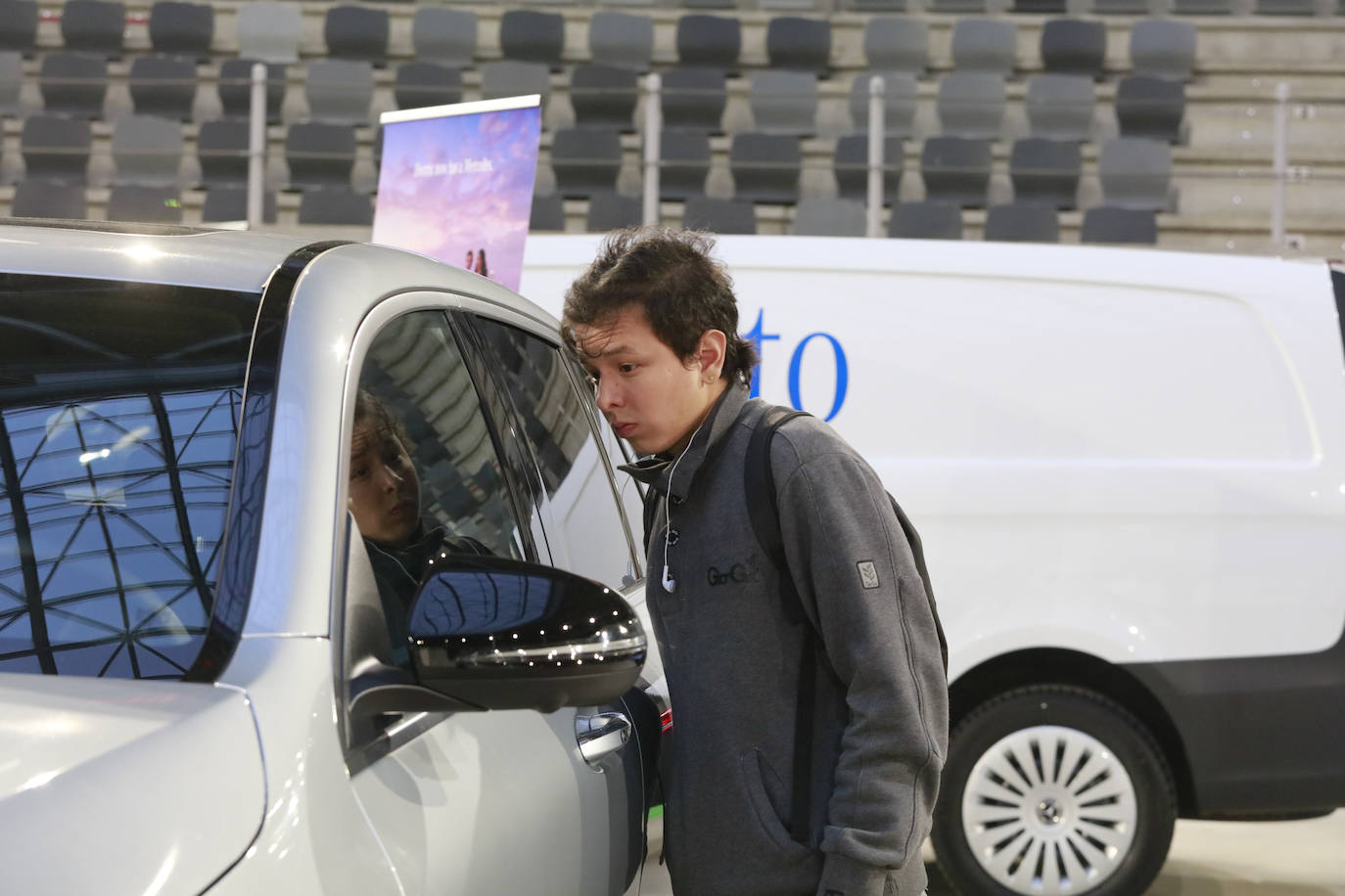 Fotos: Más de un millar de personas conocen los mejores coches sostenibles en el Iradier Arena