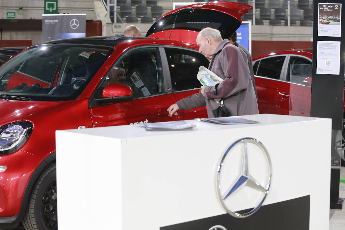 Fotos: Más de un millar de personas conocen los mejores coches sostenibles en el Iradier Arena