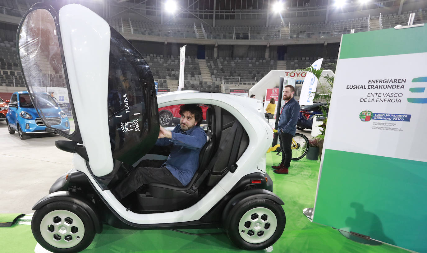 Fotos: Más de un millar de personas conocen los mejores coches sostenibles en el Iradier Arena