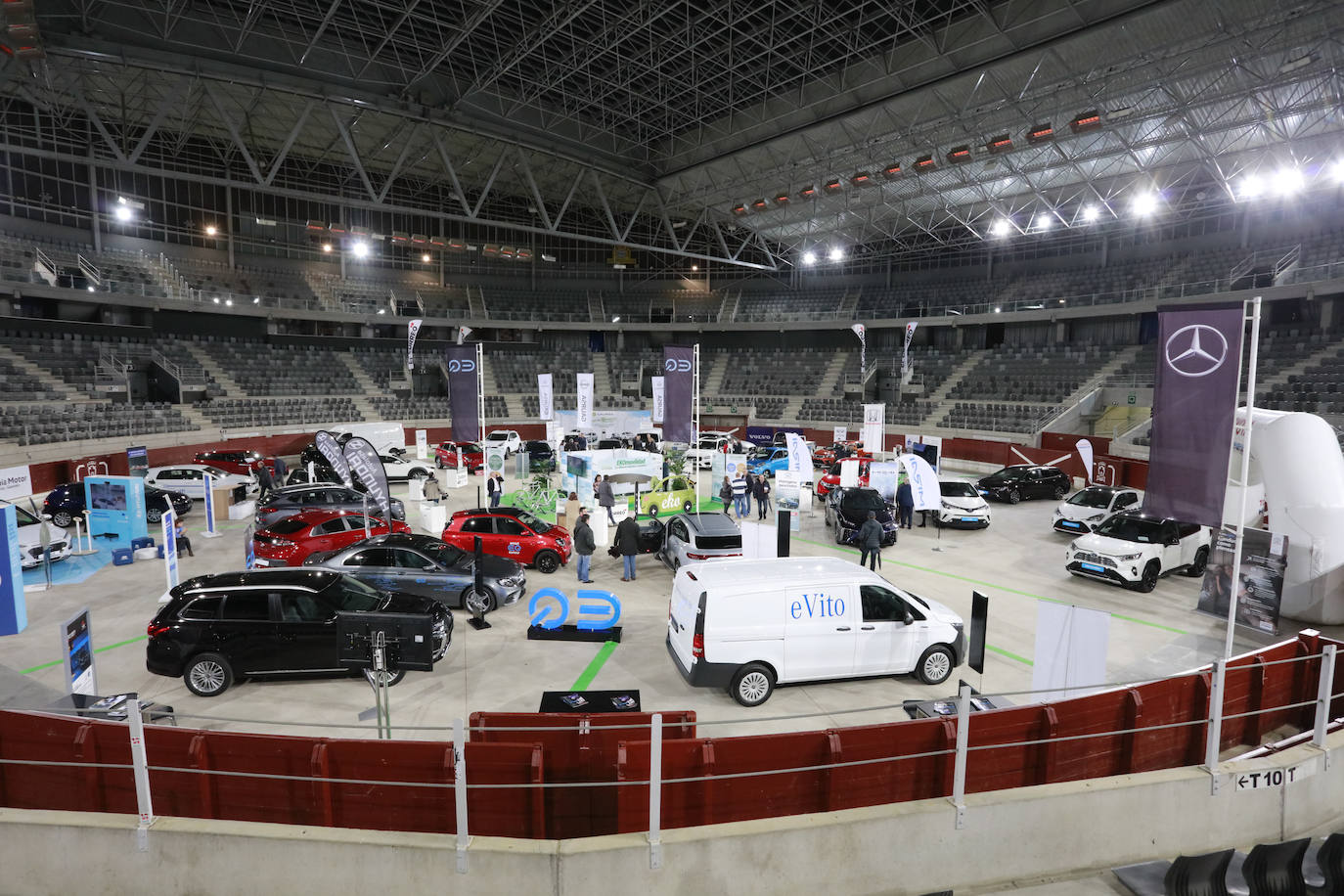 Fotos: Más de un millar de personas conocen los mejores coches sostenibles en el Iradier Arena