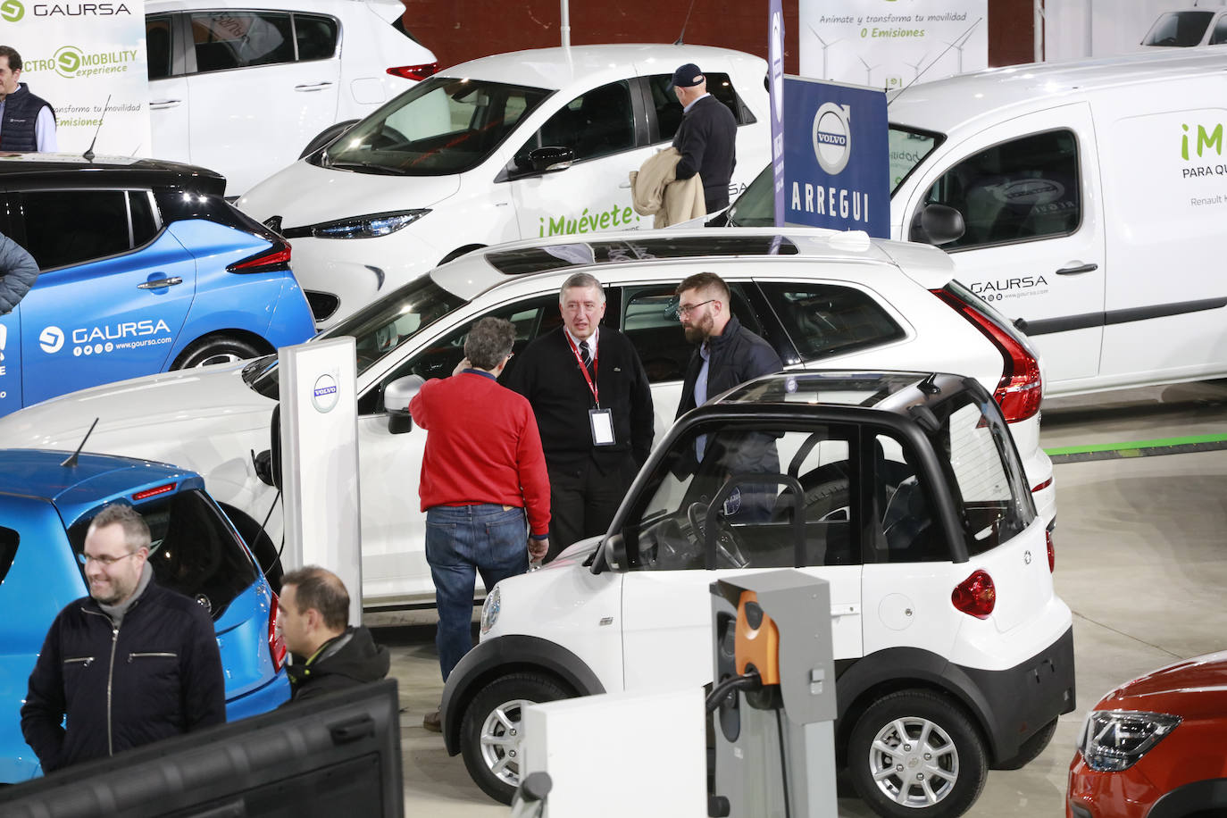 Fotos: Más de un millar de personas conocen los mejores coches sostenibles en el Iradier Arena