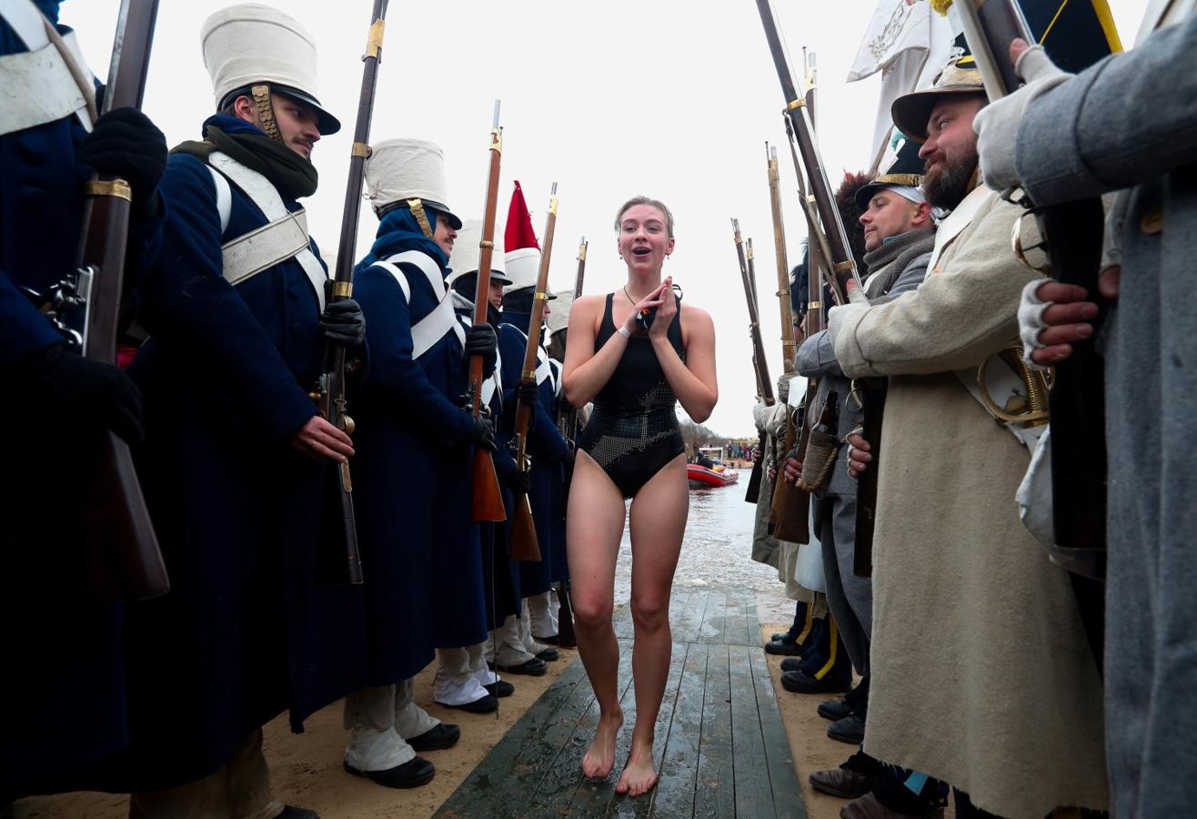 Una nadadora, tras cruzar el río Berezina, durante la conmemoración del 207º aniversario de la batalla, en 1812, en Borisov (Bielorrusia).