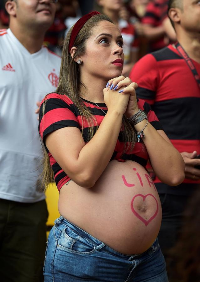 Una aficionada del Flamengo sufre durante la final de la Copa Libertadores, que finalmente ganaría su equipo frente al River Plate.