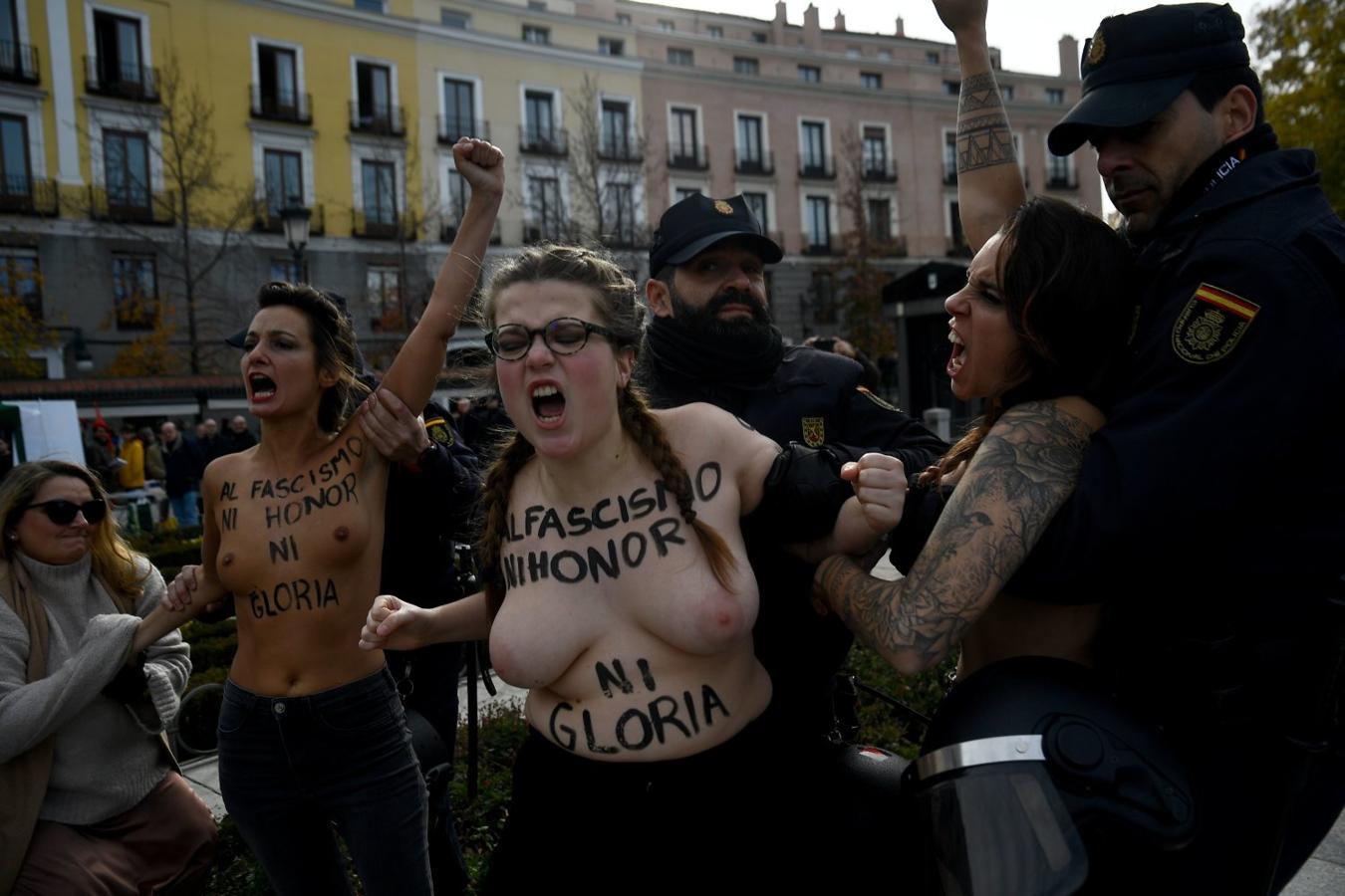 Activistas de Femen irrumpen en una concentración de extrema derecha en Madrid con motivo del aniversario de la muerte de Franco.