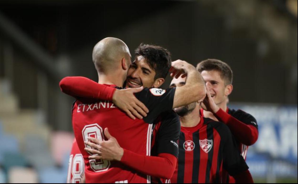 Los jugadores del Arenas celebran su triunfo ante el Barakaldo.