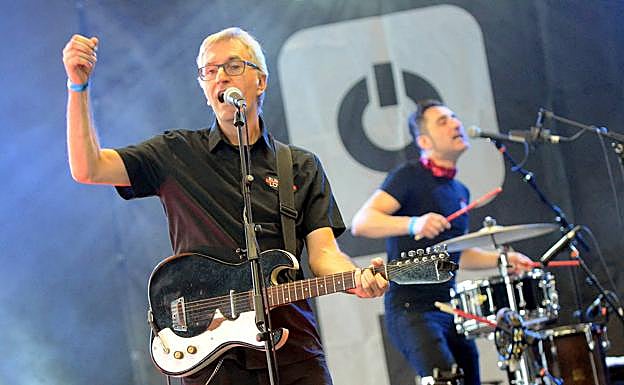 Santi Delgado y detrás su baterista Ricky