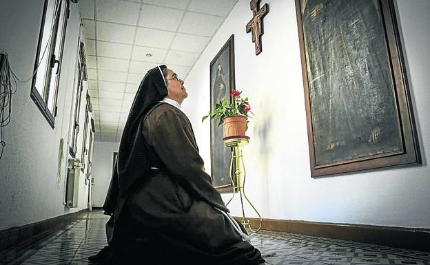 Sor Esperanza posa tras la celosía, el símbolo de la clausura.