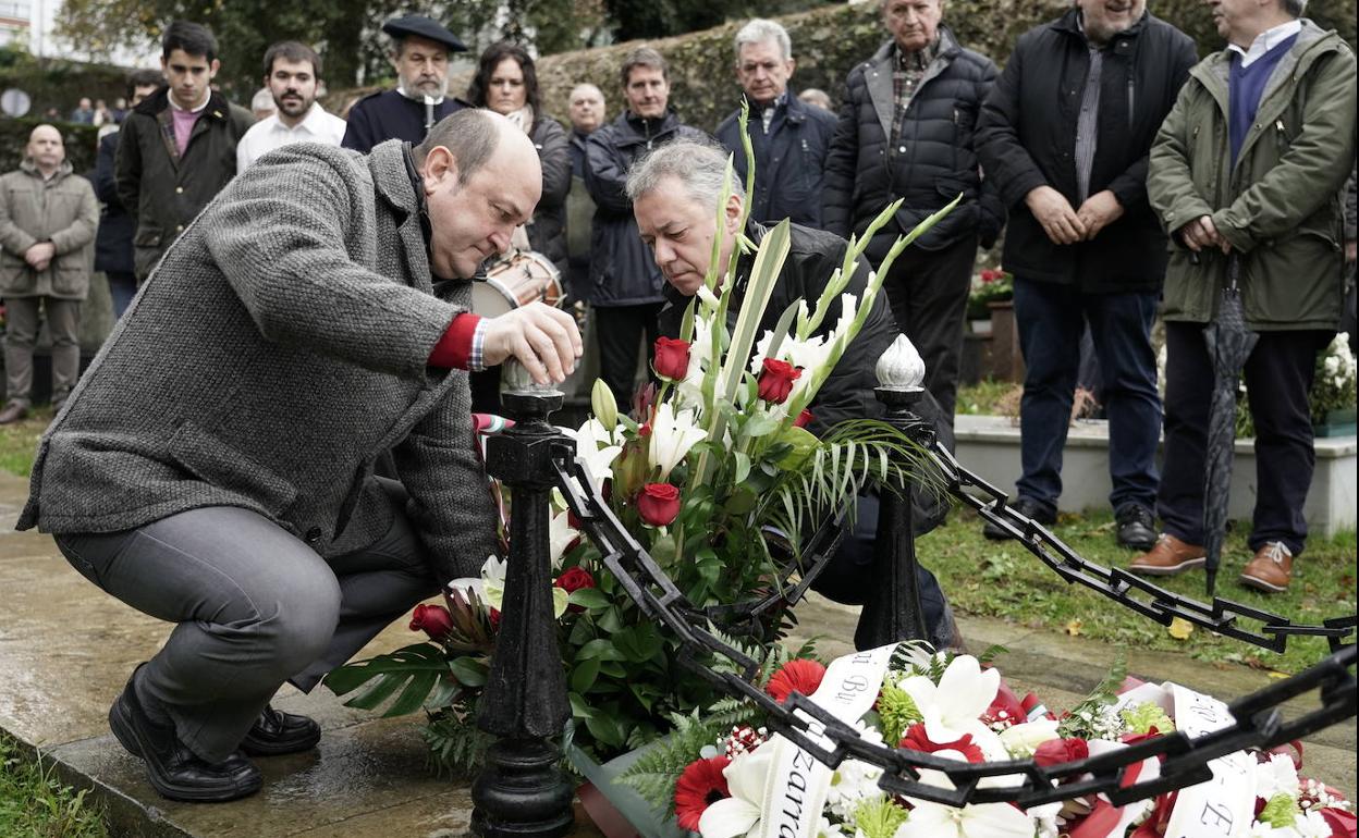 Ortuzar y Urkullu, durante la ofrenda floral.