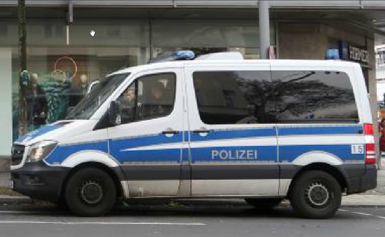 Vista de un furgón de policía en Berlín, Alemania.