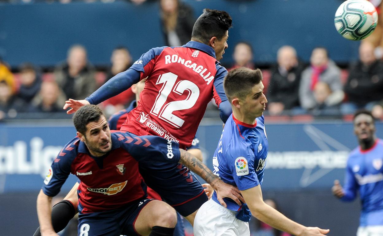 Sancet lucga por un balón con dos rivales del Osasuna.