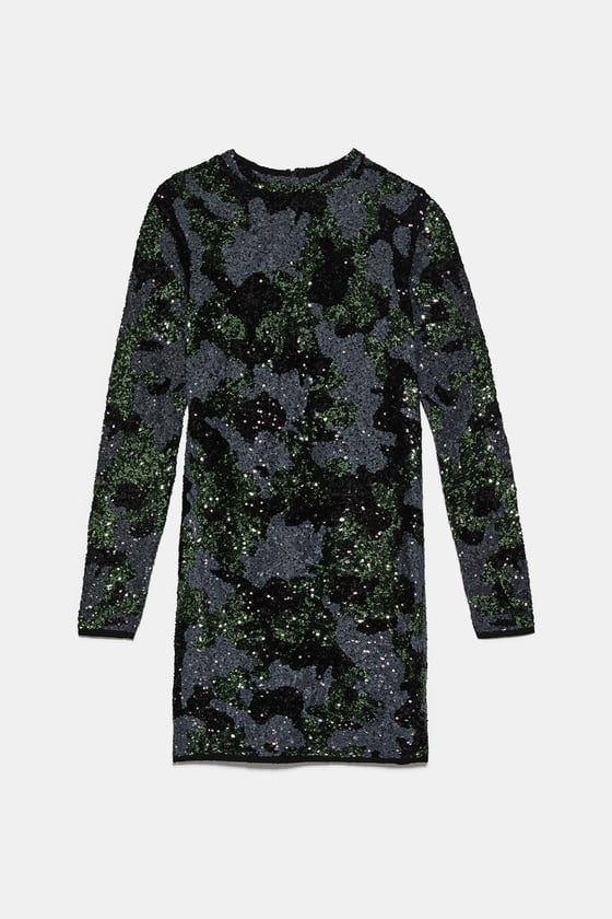 Vestido 'mini' con lentejuelas, de Zara (49,95 euros).