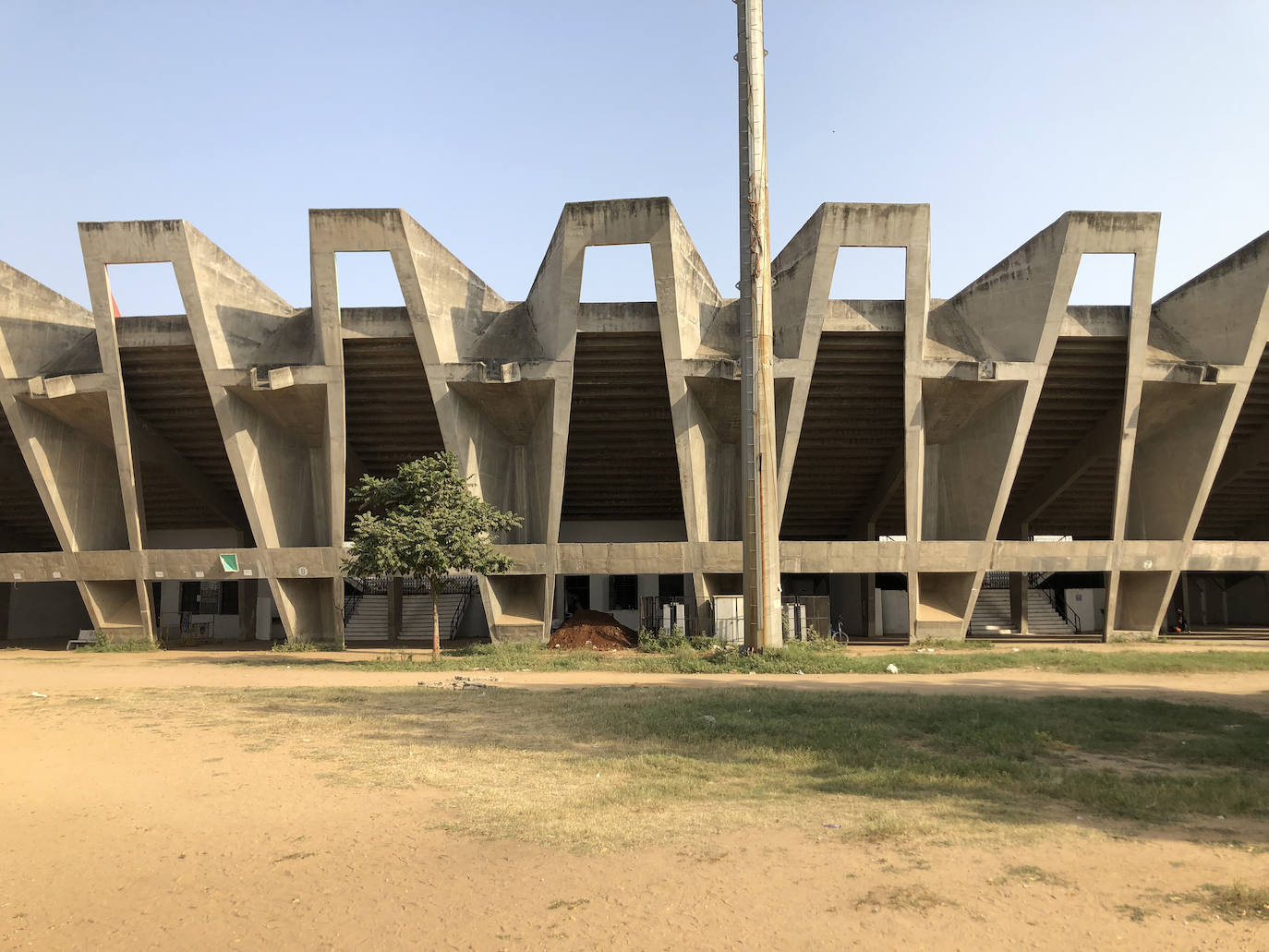 Estadio Sardar Vallabhbhai Patel (Ahmedabad, India). «Un ícono arquitectónico que necesita reparación. Las ayudas volverán a brindar oportunidades de recreación y acceso público para los residentes de Ahmedabad». WMF