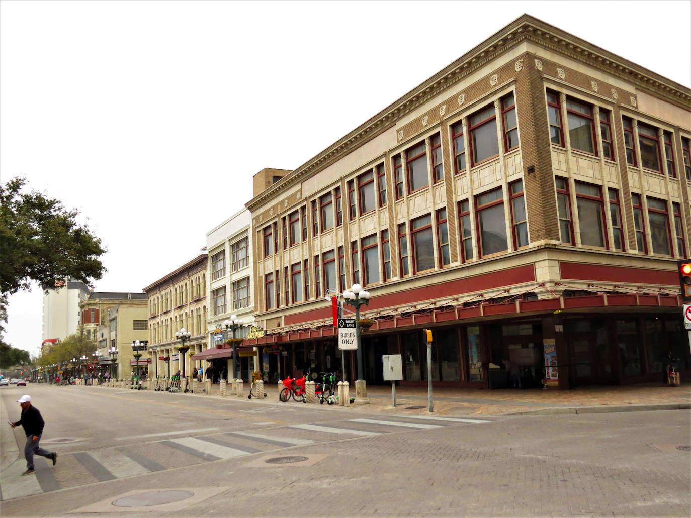 Edificio San Antonio Woolworth (Texas, Estados Unidos). «Un edificio de Texas que contribuyó al Movimiento Afroamericano de Derechos Civiles está amenazado con el olvido. Los fondos irán destinados a hacer de este edificio un motivo de recuerdo». WMF