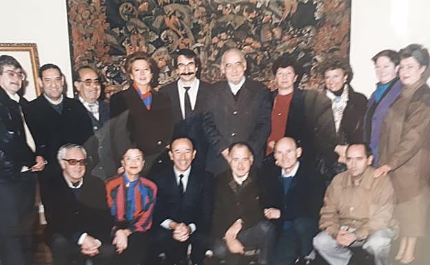 María Eugenia, la primera por la derecha, en el homenaje que el Ayuntamiento brindó a la JAED en su 25 aniversario