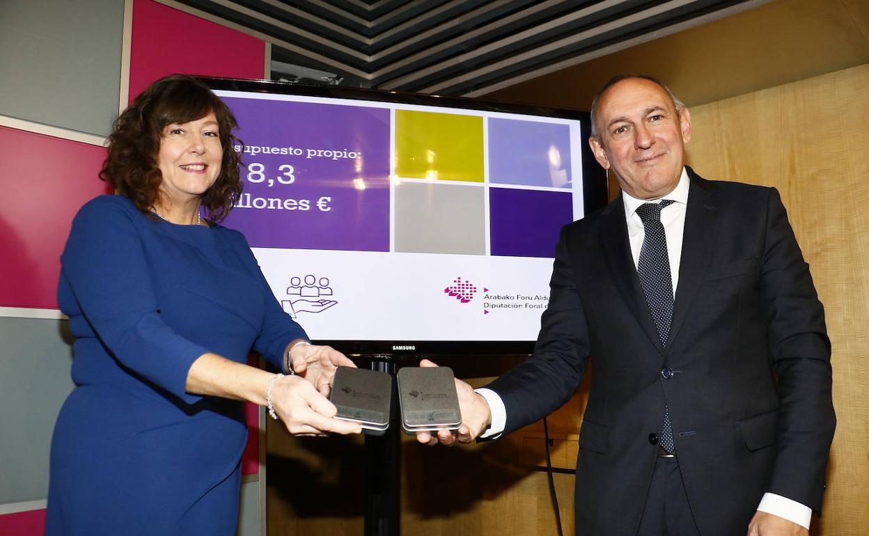 La diputada de Hacienda de Álava, Itziar Gonzalo, junto a Ramiro González, Diputado General de Álava en la presentación de lso presupuestos de la Diputación. 