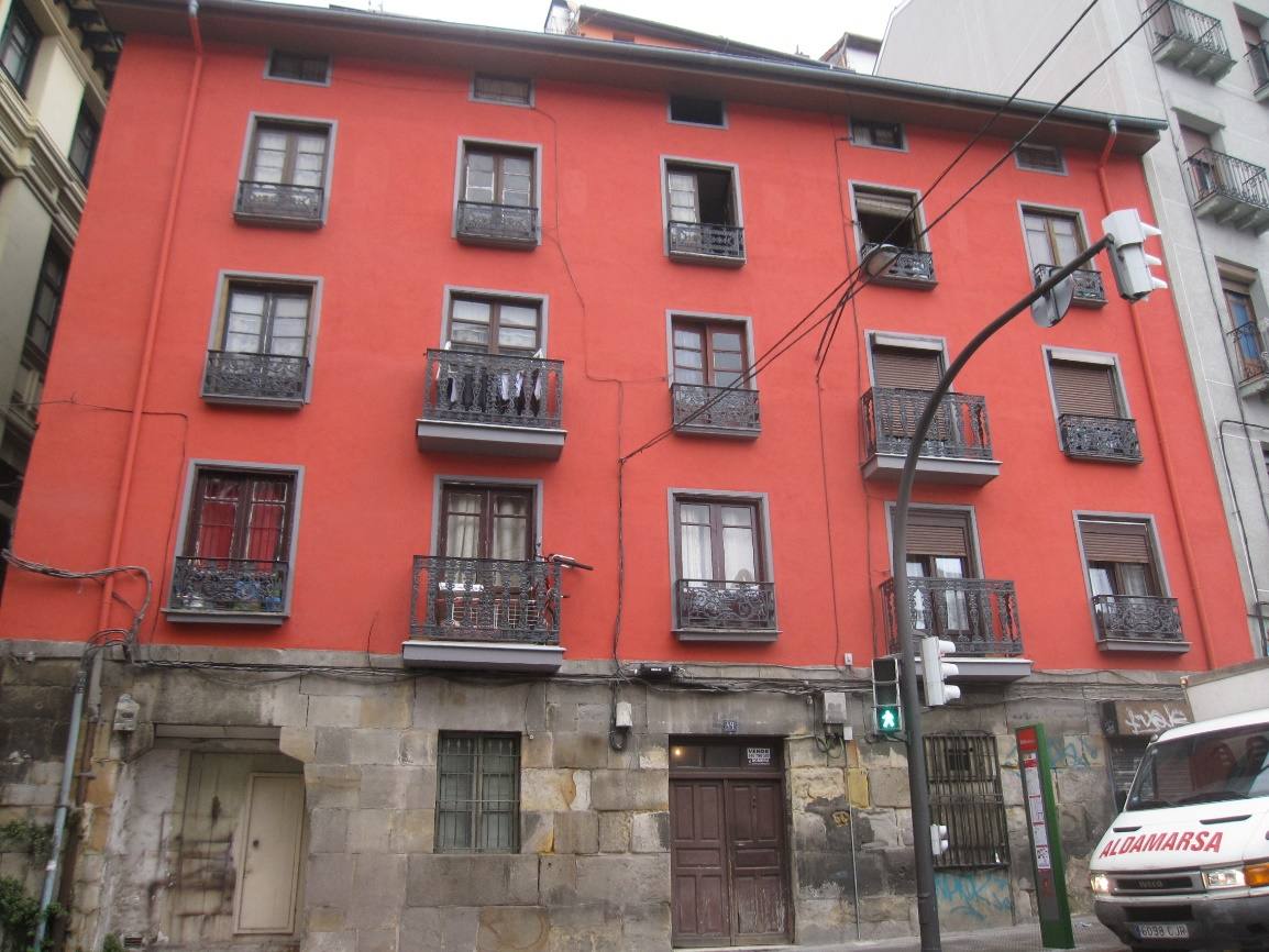 Segundo edificio de Atxuri después de la rehabilitación.