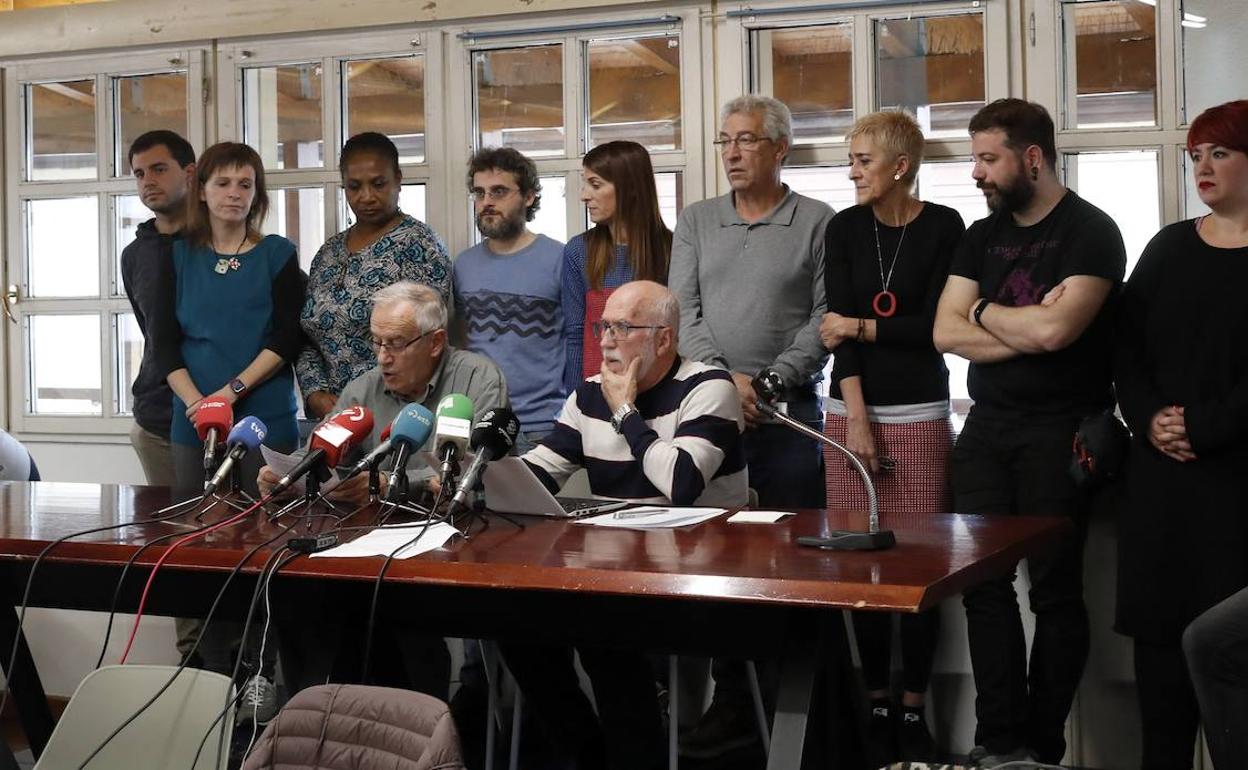 Representantes de la Carta de Derechos Sociales y del Movimiento de Pensionistas de Euskal Herria durante la presentación de la convocatoria de huelga general. 