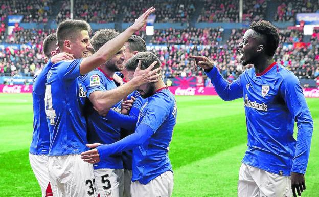 Williams celebra con Sancet y el resto de compañeros el primer gol anotado en El Sadar el domingo. 