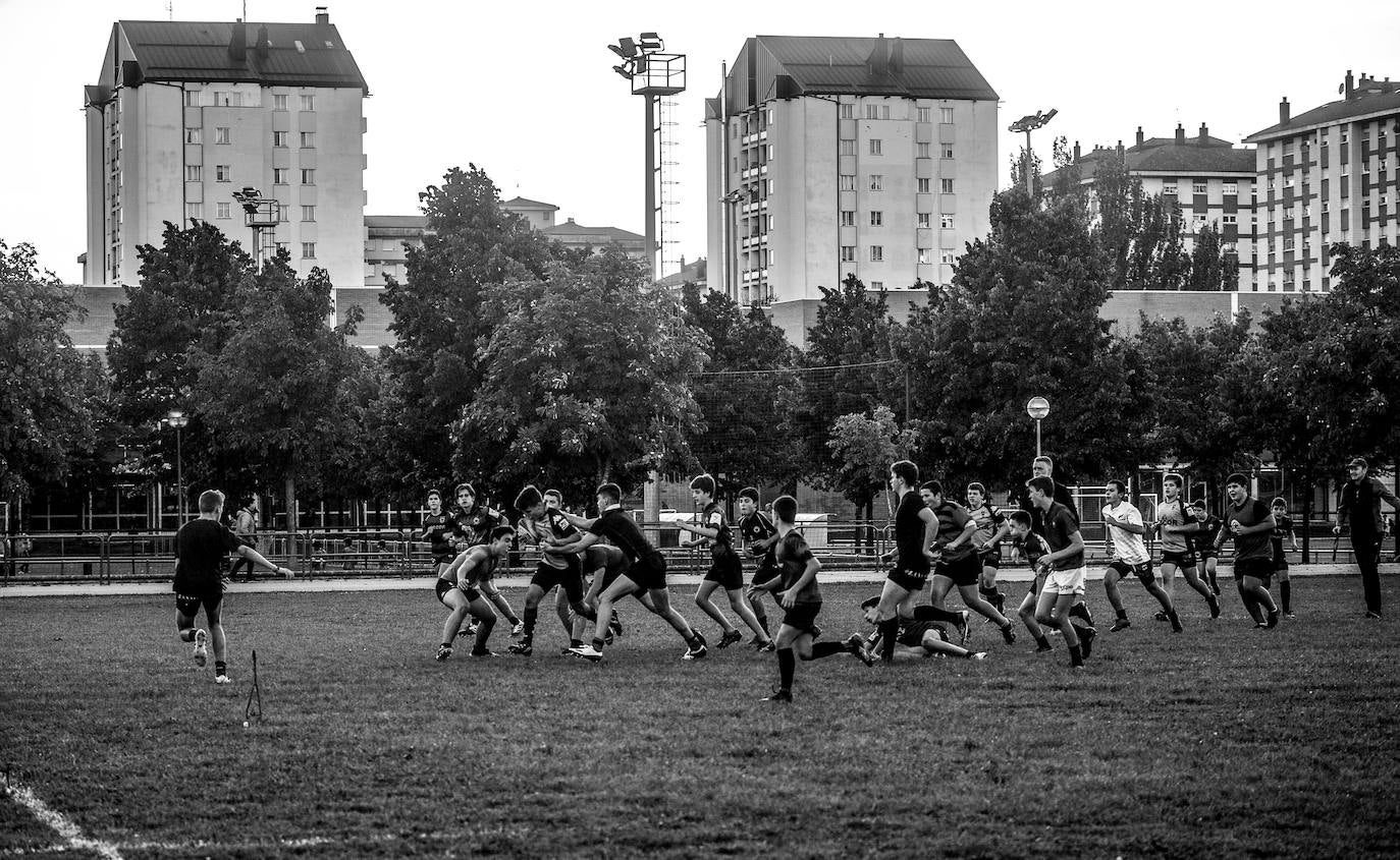 Más deporte en el barrio. Los jugadores del Gaztedi entrenan en el campo del centro cívico Lakua.