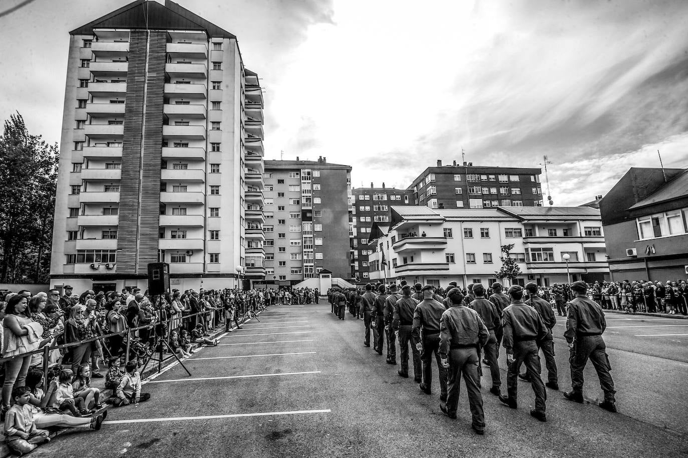 Día de la Hispanidad en el cuartel de Sansomendi, situado en pleno corazón del barrio. El público presencia y fotografía uno de los desfiles.