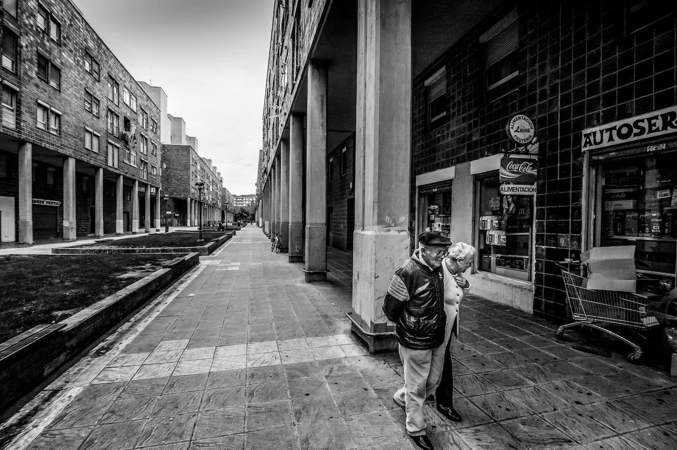 Vecinos pasean por una zona peatonal de Antonio Machado.