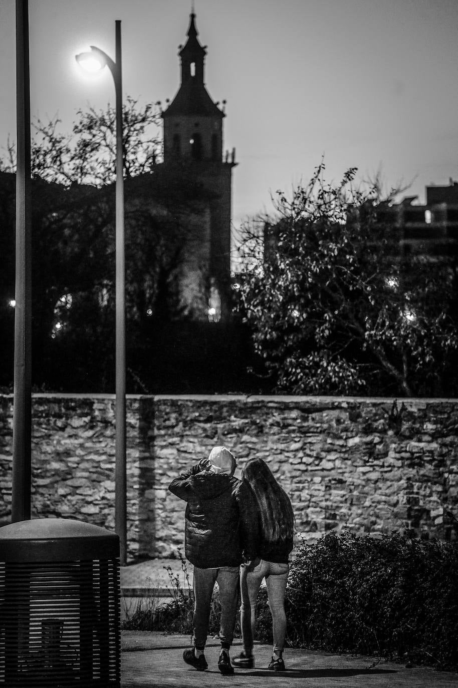 Dos jóvenes pasean por la calle Océano Pacífico, con la parroquia de San Millán al fondo. 