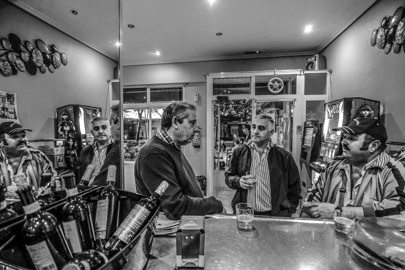 Clientes del bar El Sol en la calle Senda Valentín de Foronda. 