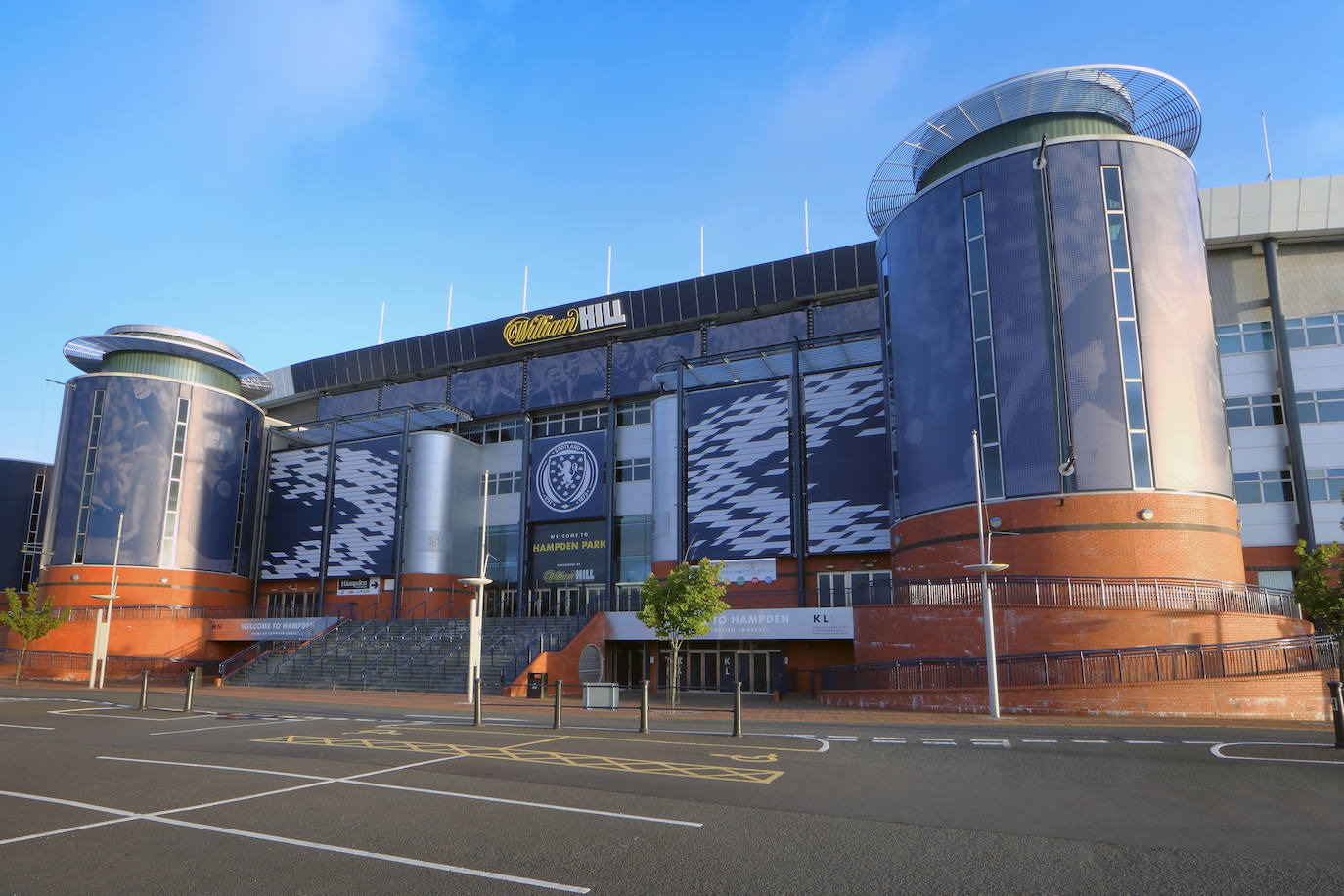 Hampden Park (Glasgow). Inaugurado en 1903, es es el estadio internacional de fútbol más antiguo del mundo. Aunque su capacidad actual es de 51.000 espectadores, fue el más grande del mundo entre 1908 y 1950, albergando a 149.415 espectadores en un partido entre Escocia e Inglaterra en 1937.