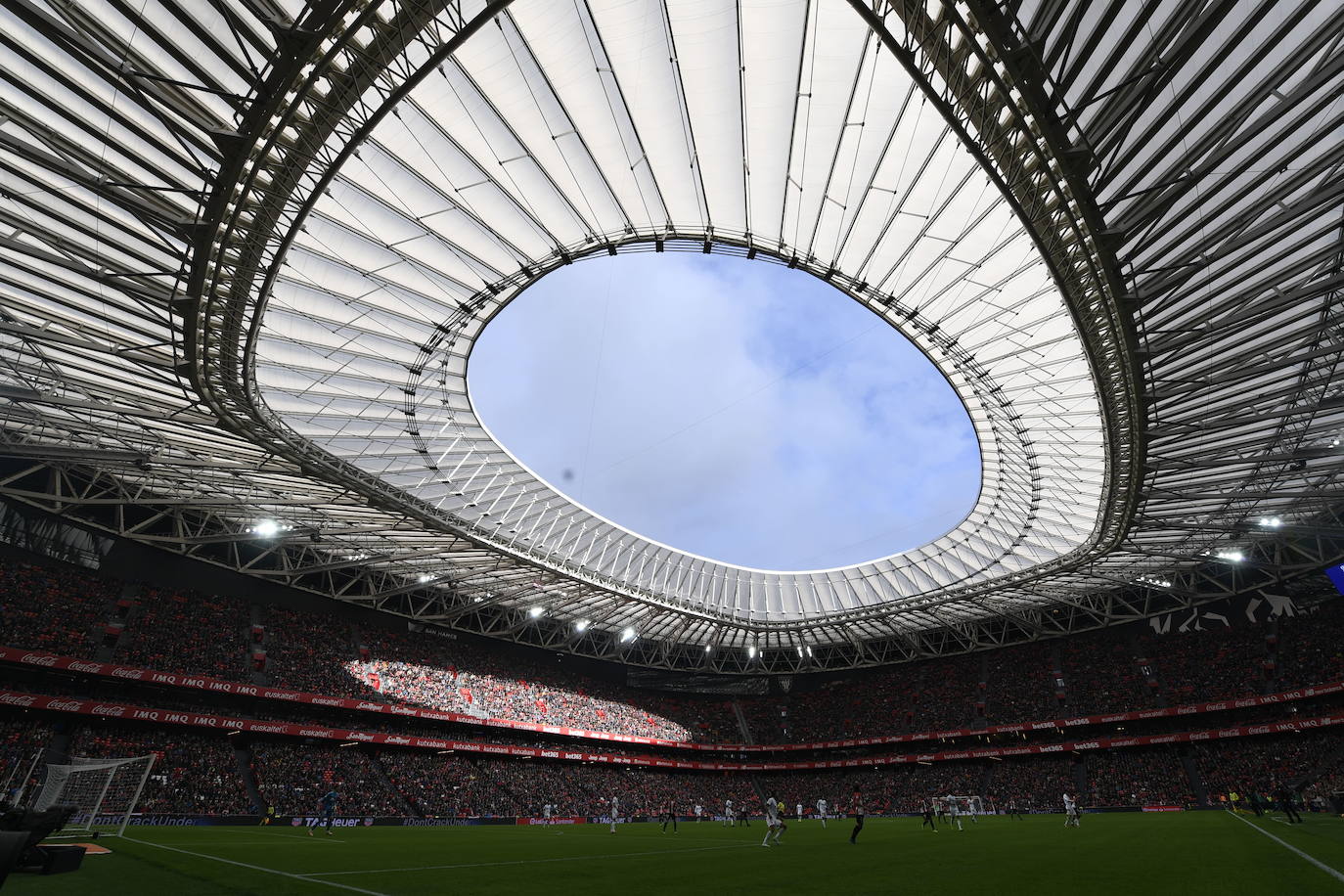San Mamés (Bilbao). Uno de los elementos más espectaculares del nuevo estadio es su cubierta, que tuvo que ser ampliada respecto al diseño original. Toma el relevo como distintivo del estadio del emblemático arco, que fue trasladado a las instalaciones de Lezama.