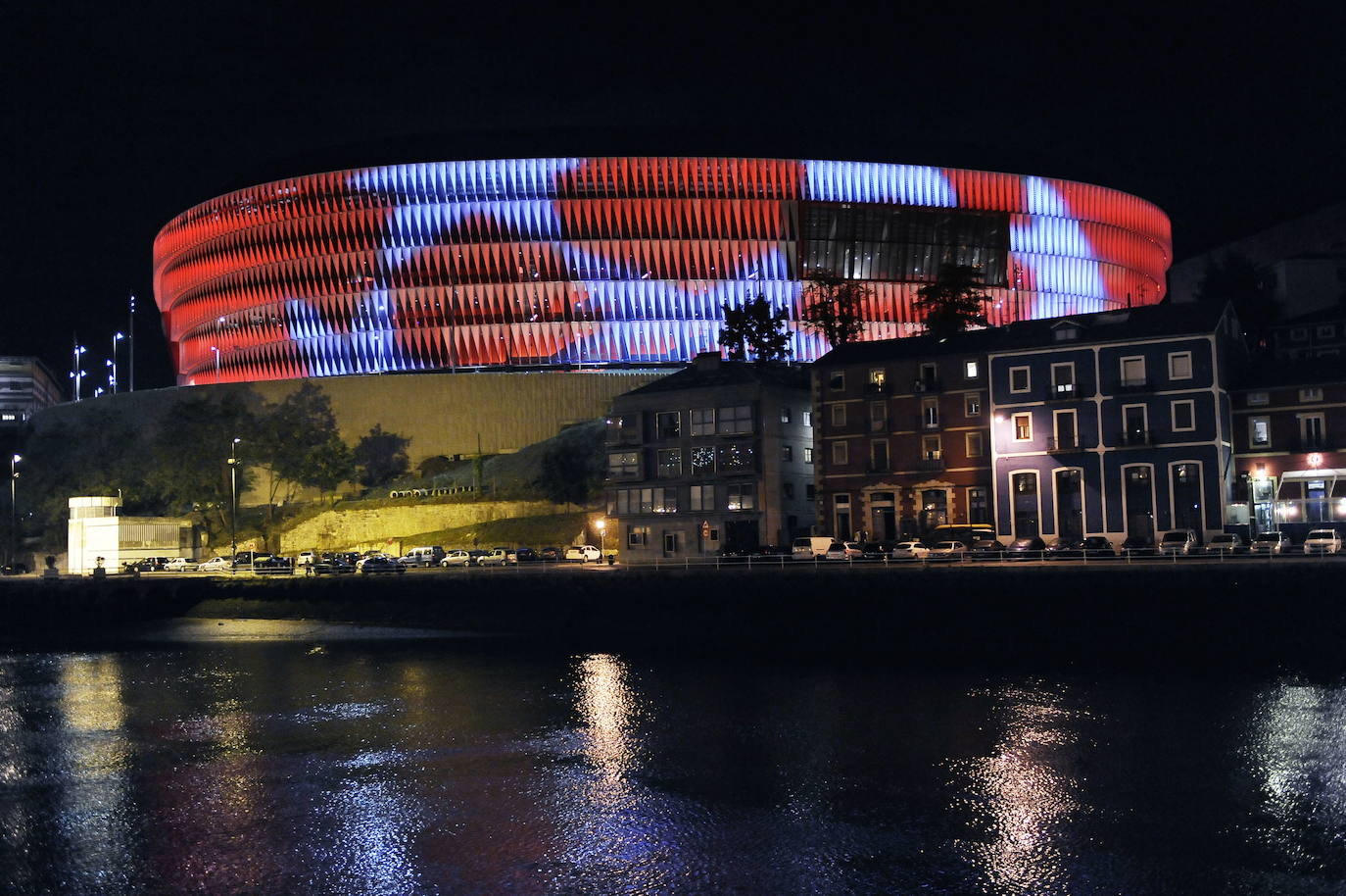 San Mamés (Bilbao). La nueva Catedral vio la luz en 2013 para que su anfitrión, el Athletic, diera un salto hacia el futuro. Desde sus 53.000 asientos se podrán contemplar tres partidos de 'La Roja'. 