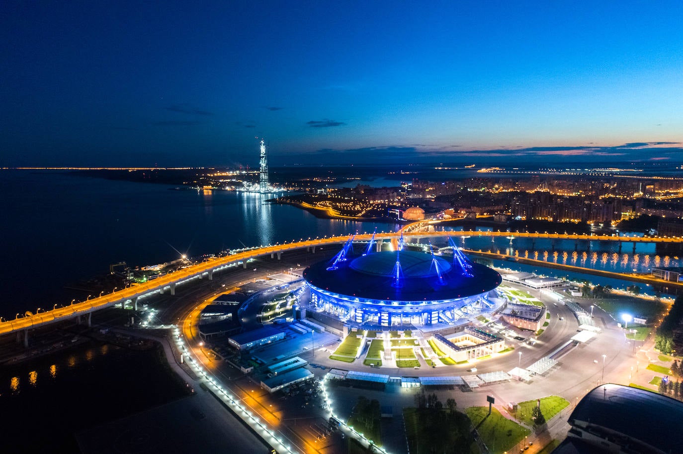 Estadio de San Petersburgo (Rusia). Inaugurado en 2017 de cara al Mundial de 2018, fue diseñado por el arquitecto japonés Kisho Kurokawa, que quiso representar una nave espacial aterrizada en las orillas del Golfo de Finlandia. 