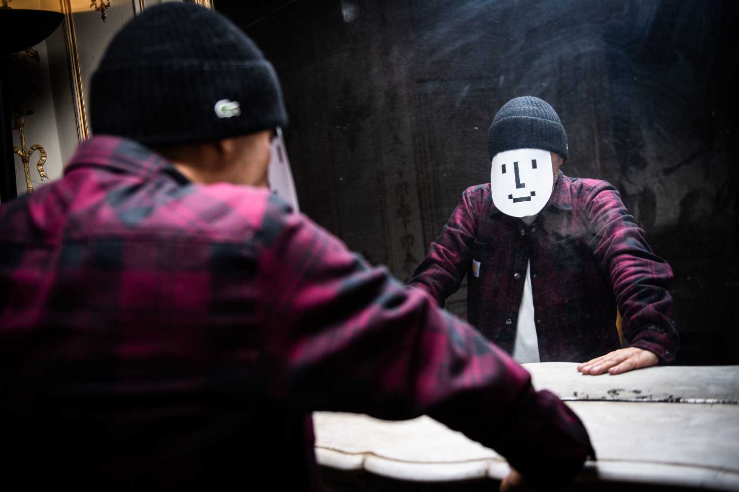 El DJ y diseñador gráfico francés Olivier Carrie, también conocido como DJ Uncle O, posa con su máscara durante una sesión de fotos en París