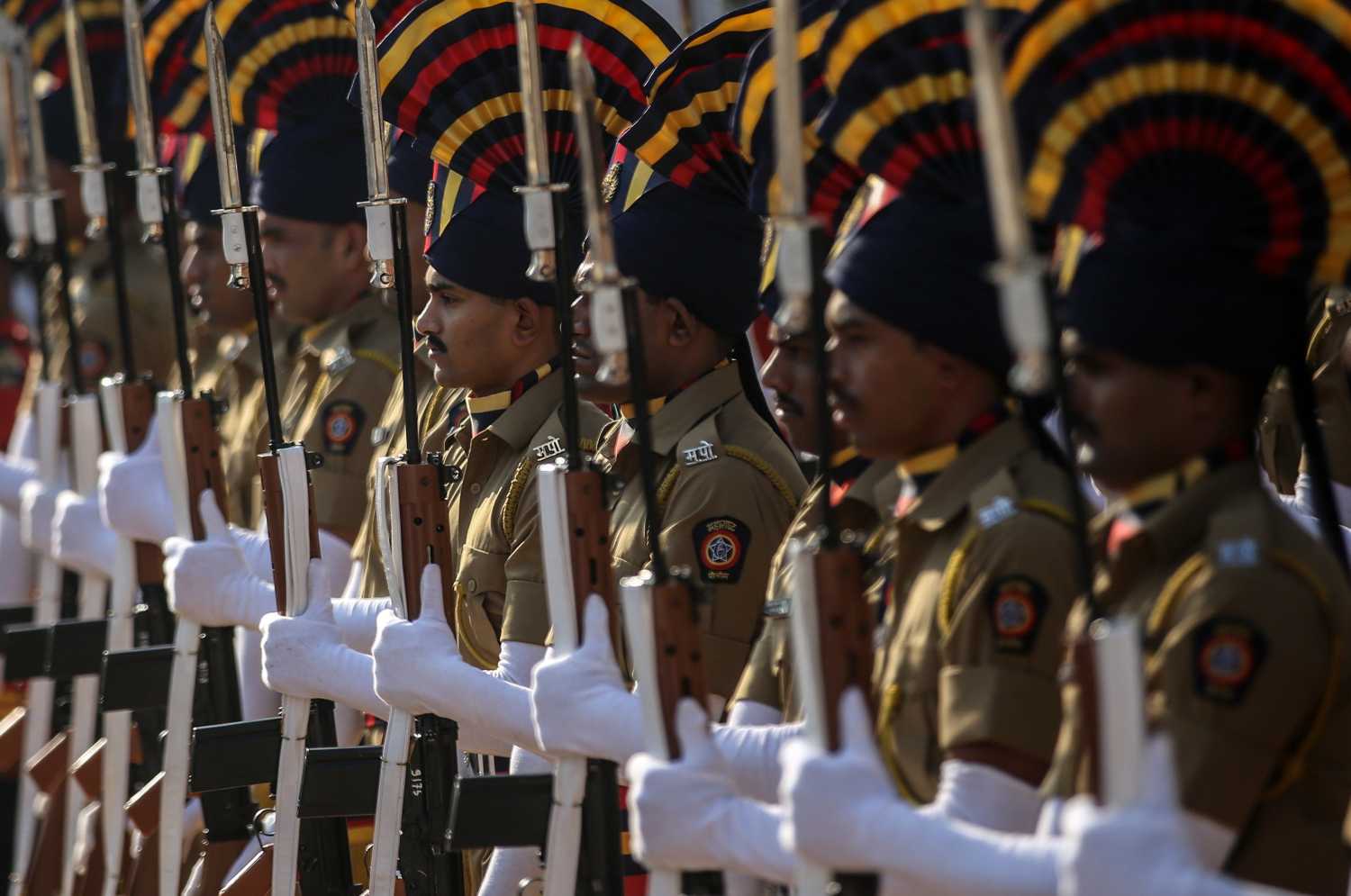 Oficiales de la policía india rinden homenaje a las víctimas de los ataques terroristas de Bombay de 2009 con ocasión de su undécimo aniversario, en Bombay, India. Más de 160 personas fueron asesinadas y otras 300 resultaron gravemente heridas cuando 10 militantes islamistas atacaron varios lugares, entre ellos dos hoteles de lujo, el Taj Mahal Palace, el hotel Oberoi, el café Leopold y un centro judío Chabad House. 