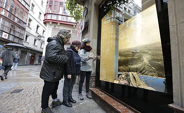 Explicaciones ante el escaparate de Rafael Matías Tejidos'. 