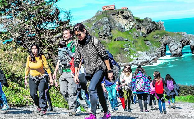 El aluvión de visitantes ha convertido San Juan en el segundo icono turístico de Bizkaia. 