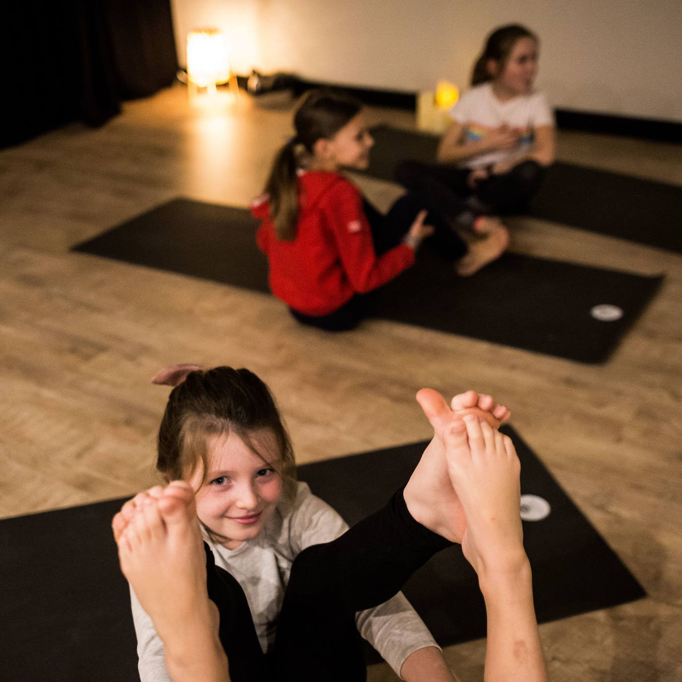 También hay estiramientos con el pie.