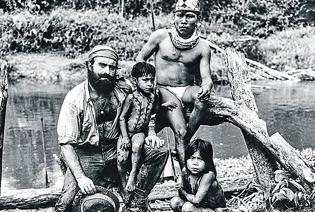 Miguel de la Quadra-Salcedo con miembros de la tribu noanamá del Amazonas. 