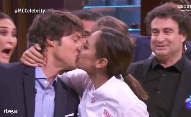 Tamará Falcó, ganadora de la cuarta edición de Masterchef Celebrity, besa a Jordi Cruz. 