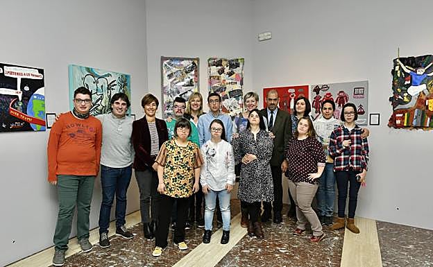Algunos de los artistas que han participado en la muestra posan con la presidenta de las Juntas, Ana Otadui, y otros miembros de la Mesa.