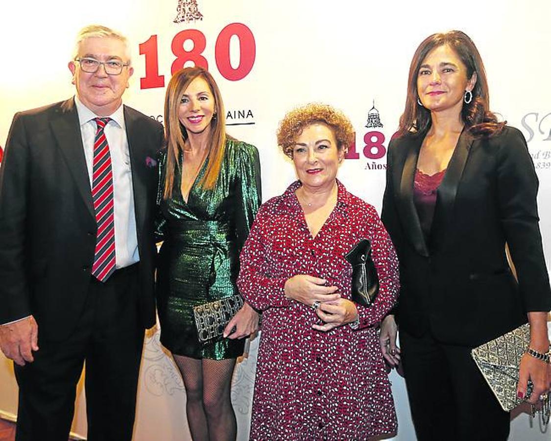 Isidro Elezgarai, Marta Fernández Rivera, Carmen Sebastián y Pilar Orbegozo, 