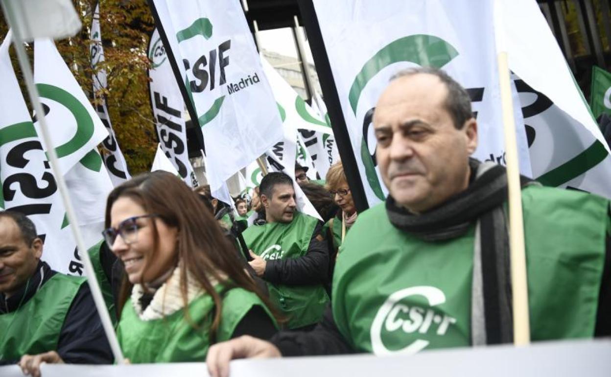 Miembros del CSIF se concentraron hoy frente a la Delegación del Gobierno de Madrid.