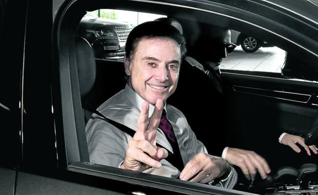 Rick Pitino saluda con el signo de la victoria poco después de aterrizar el martes en Atenas. 