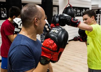 Imagen secundaria 1 - El boxeo sin golpes atrapa a los niños bilbaínos