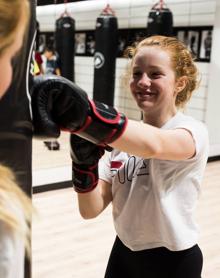 Imagen secundaria 2 - El boxeo sin golpes atrapa a los niños bilbaínos