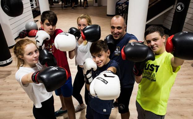 Niños Y Niñas Practicando Boxeo Golpes Con Su Entrenador Fotos